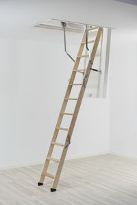 escalera elevada para ático