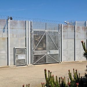 portón para prisión
