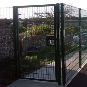 puerta para jardín en malla