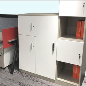 contenedor con compartimentos de madera