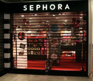 puerta enrollable metálica para presentación en tiendas