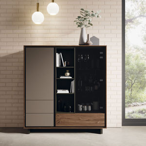 aparador contemporáneo / de madera lacada / de nogal / de vidrio