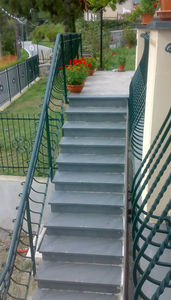 escalera recta / con peldaños de piedra / con contrahuellas / contemporánea