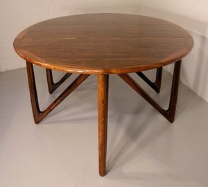 mesa de comedor de diseño escandinavo