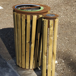 cubo de basura público / de acero galvanizado / de acero COR-TEN® / de madera