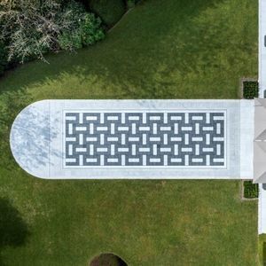 suelo móvil para piscinas de piedra