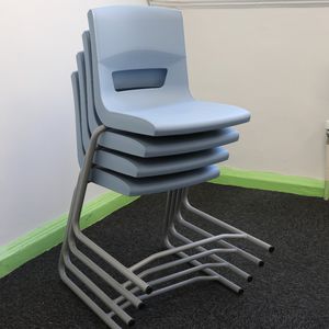 silla contemporánea / tapizada / apilable / cantilever