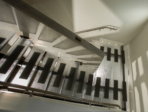 escalera en U / estructura de metal / con peldaños de vidrio / sin contrahuellas
