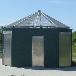 baño público de metal