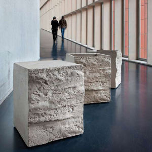 jardinera de piedra / cuadrada / contemporánea / para espacio público