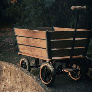 carrito con tablas de madera