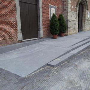 rampa de acceso de hormigón