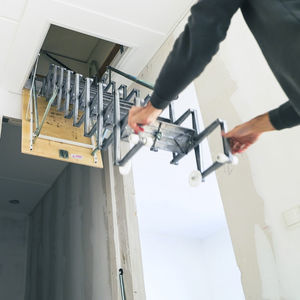 escalera elevada para trampilla de acceso a tejado