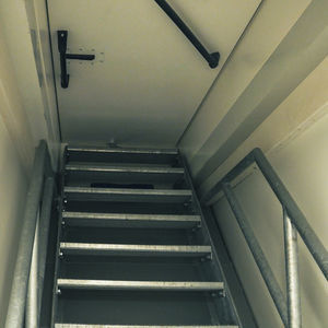 escalera elevada para trampilla de acceso a tejado