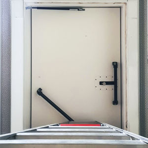 escalera elevada para trampilla de acceso a tejado
