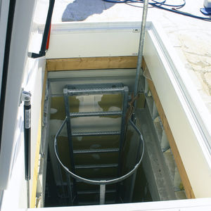 escalera elevada para trampilla de acceso a tejado