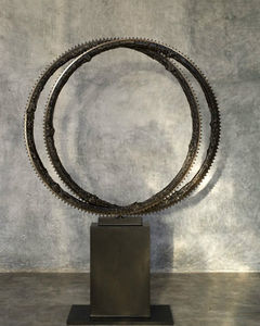 escultura de metal