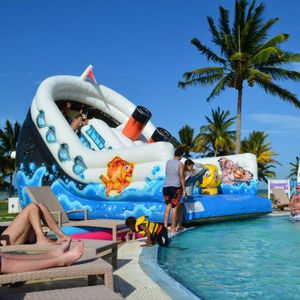 juego hinchable para piscina pública