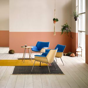 sillón de visita contemporáneo / de tejido / de madera / con reposabrazos