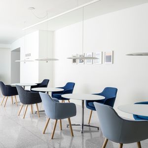 silla de visita contemporánea / tapizada / de tejido / para uso residencial