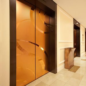 puerta de ascensor de metal