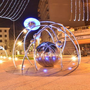 escultura de acero inoxidable