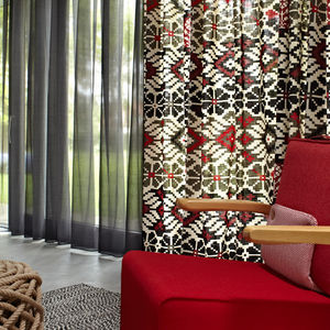 visillo con motivos decorativos