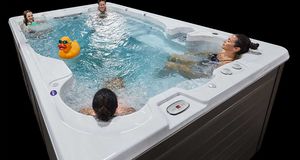 spa de natación sobre suelo