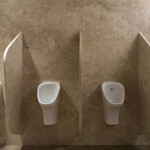 tabique para urinarios de travertino