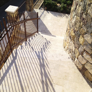 escalón de travertino