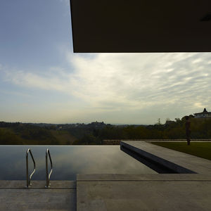 borde de piscina de travertino