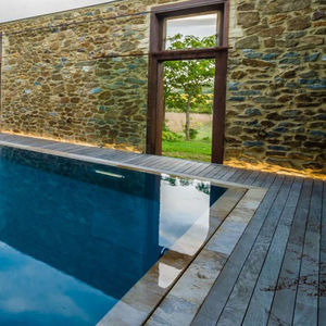 borde de piscina de travertino