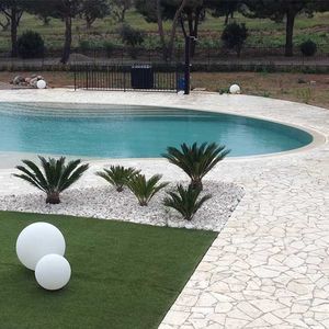 borde de piscina de travertino