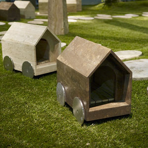 caseta para perros de travertino