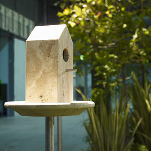 casita para pájaros de travertino