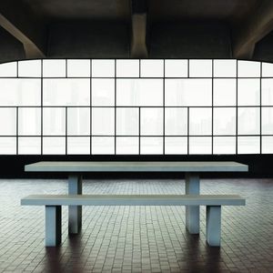 conjunto de mesa y banco contemporáneo