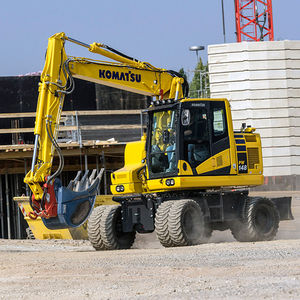 excavadora intermedia / con neumáticos / compacta / ergonómica