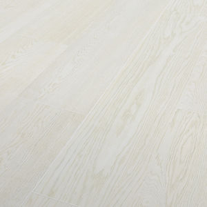 suelo laminado en piezas amplias de roble