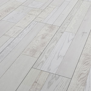 suelo laminado en piezas amplias de roble