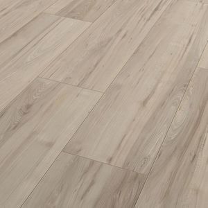 suelo laminado en piezas amplias de madera