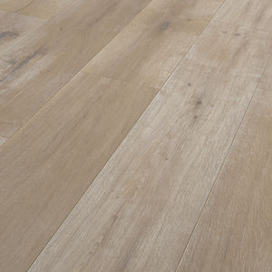 suelo laminado en piezas amplias de roble