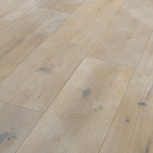 suelo laminado en piezas amplias de roble