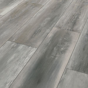 suelo laminado en piezas amplias de roble