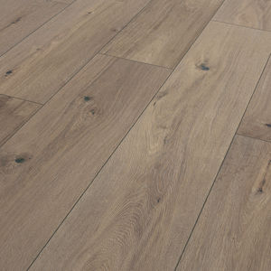 suelo laminado en piezas amplias de roble