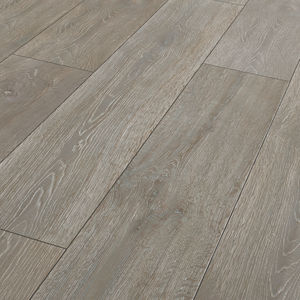 suelo laminado en piezas amplias de roble