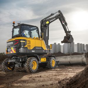 excavadora mini / con neumáticos / compacta / de radio corto