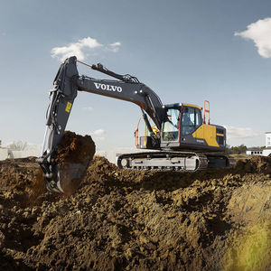 excavadora intermedia / con orugas / giratoria / ergonómica