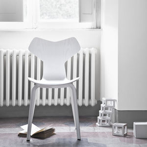 silla de diseño escandinavo / tapizada / de madera / de acero cromado