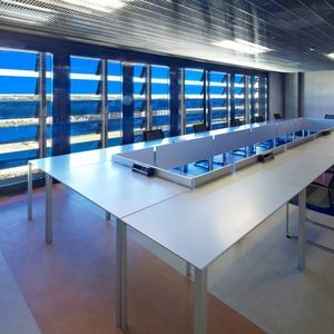 mesa de reuniones contemporánea