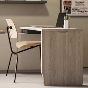 conjunto de escritorio y armarios para el sector profesional